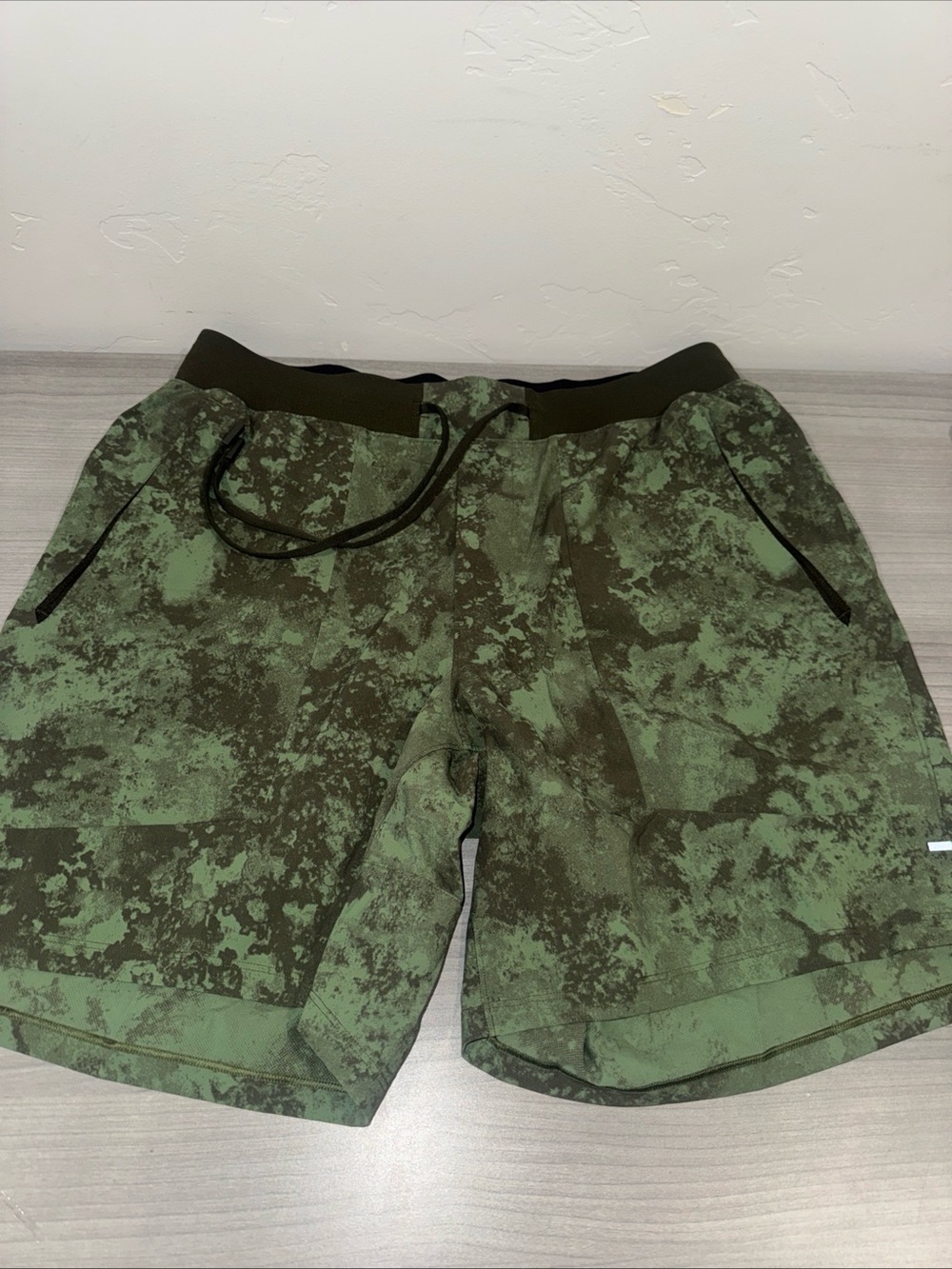 Lululemon License to Train Linerless Shorts Green Camo 7” Inseam Gym Men’s Large